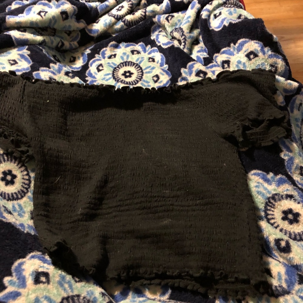 Black off the shoulder top🖤